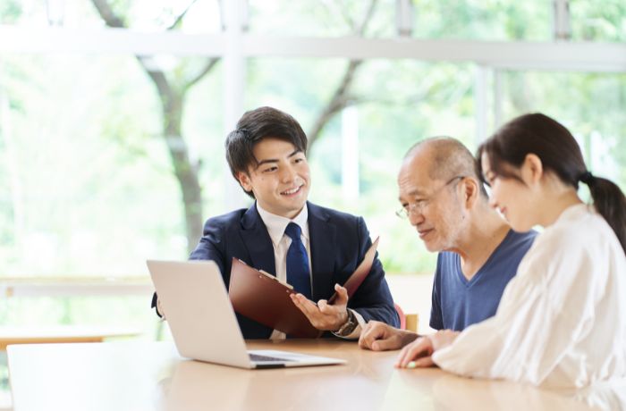 遺書作成の説明を行政書士から受ける男性