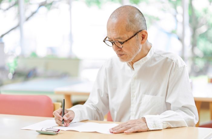 遺言書を書く男性