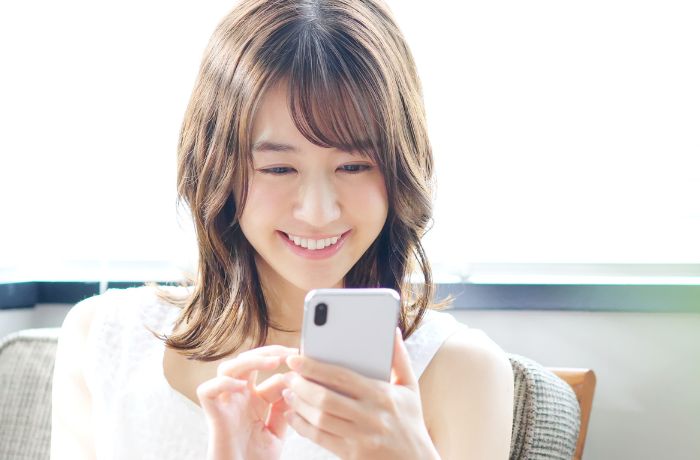 スマホで電話をする女性