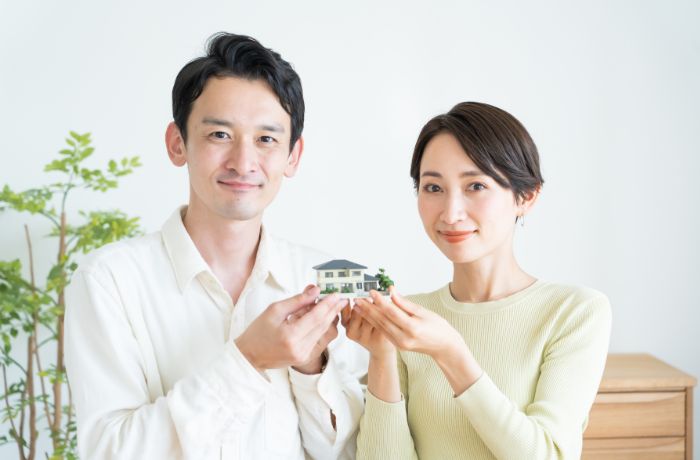 家の模型を持つ夫婦