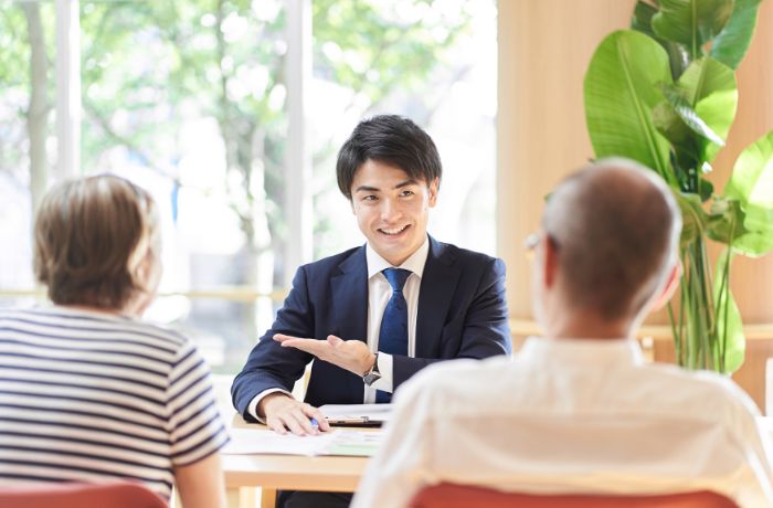 行政書士に相談する老夫婦