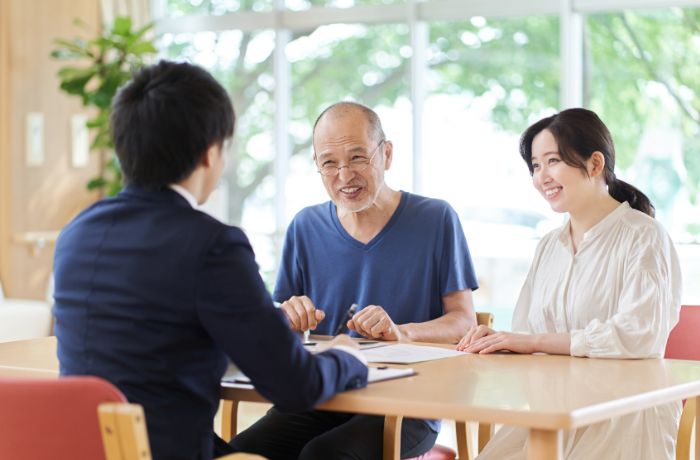 行政書士に相続の相談をする親子