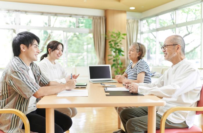 笑顔で話す親子夫婦