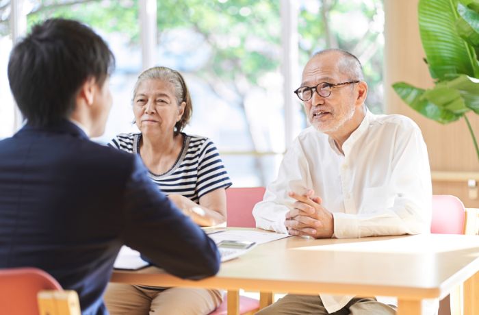 相続問題を相談する老夫婦